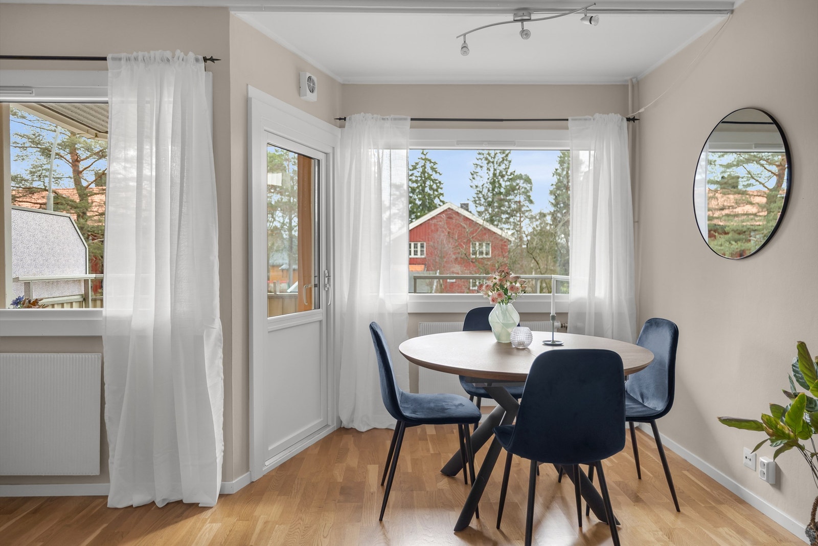 Lys stue med rikelig lysinnslipp via store vindusflater. Galleribilde