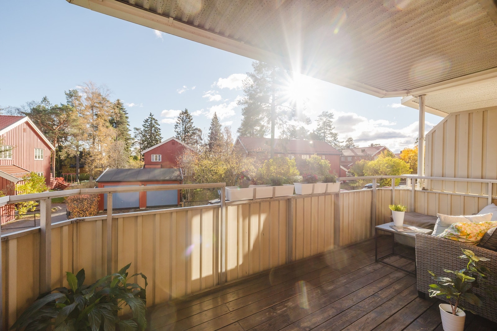 Gode solforhold på balkongen og selger opplyser om sol fra ca 07-16 på sommerhalvåret. Galleribilde