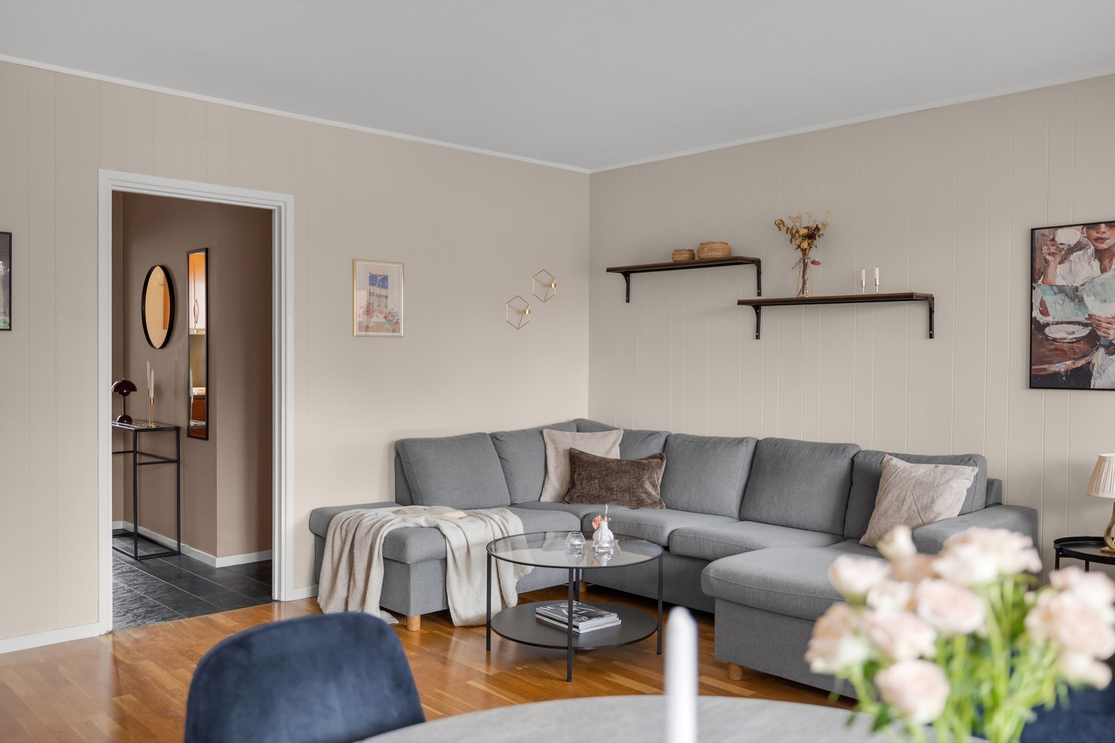 Her bor du stille og rolig med kort vei til bussforbindelse i Hellerudveien, forretninger og T-banestasjon på Oppsal senter. Galleribilde
