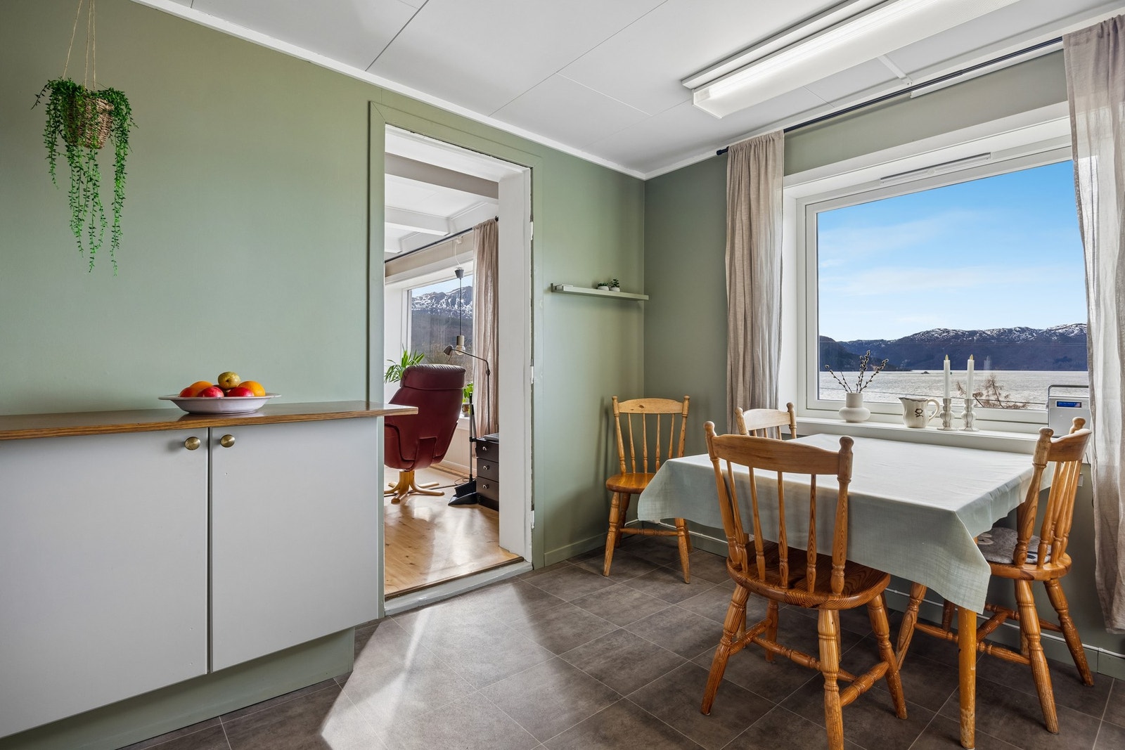 Også fra kjøkkenet har man nydelig utsikt ! Galleribilde