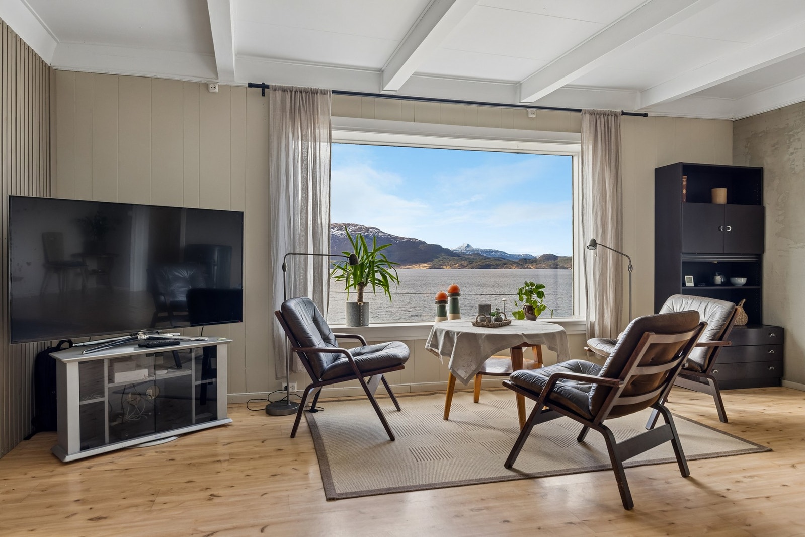 Fra stuen har man panoramautsikt utover fjorden Galleribilde
