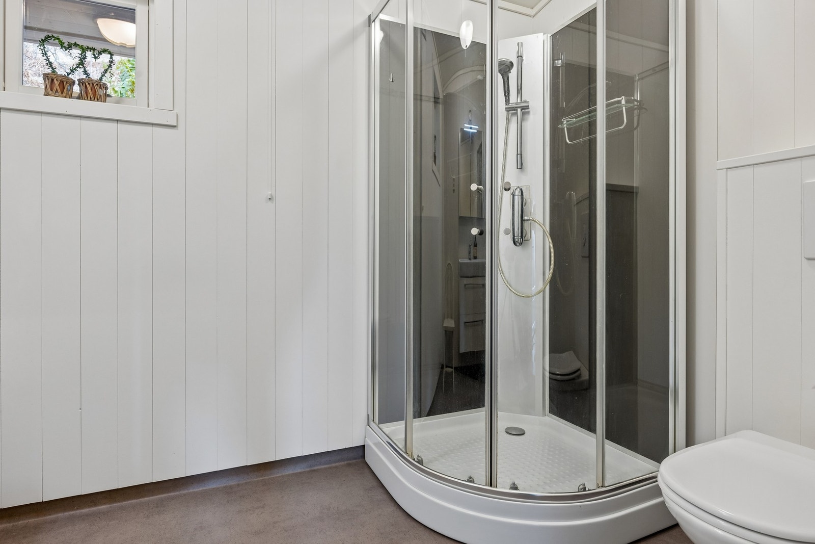 Lyst bad med dusjkabinett Galleribilde