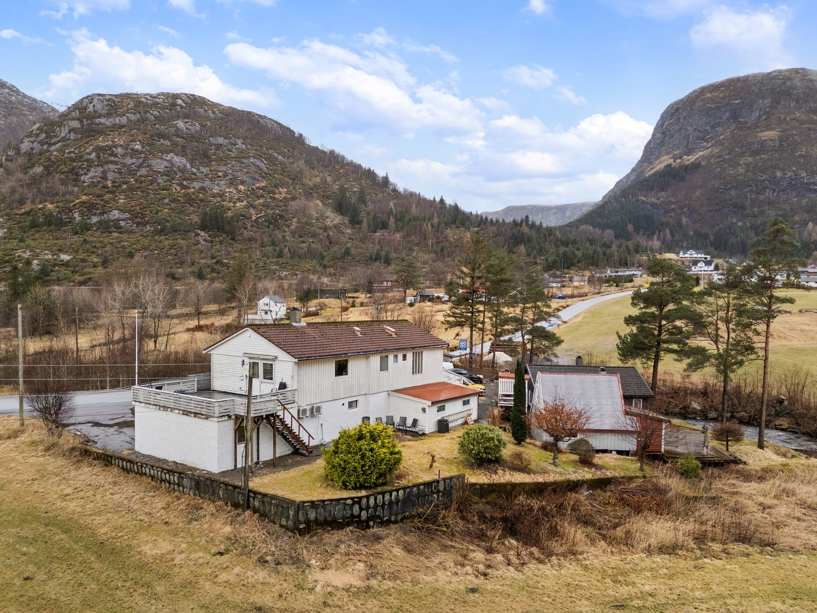 Eiendommen ligger fint til på Haveland, en trivsels bygd i Gulen kommune. Galleribilde