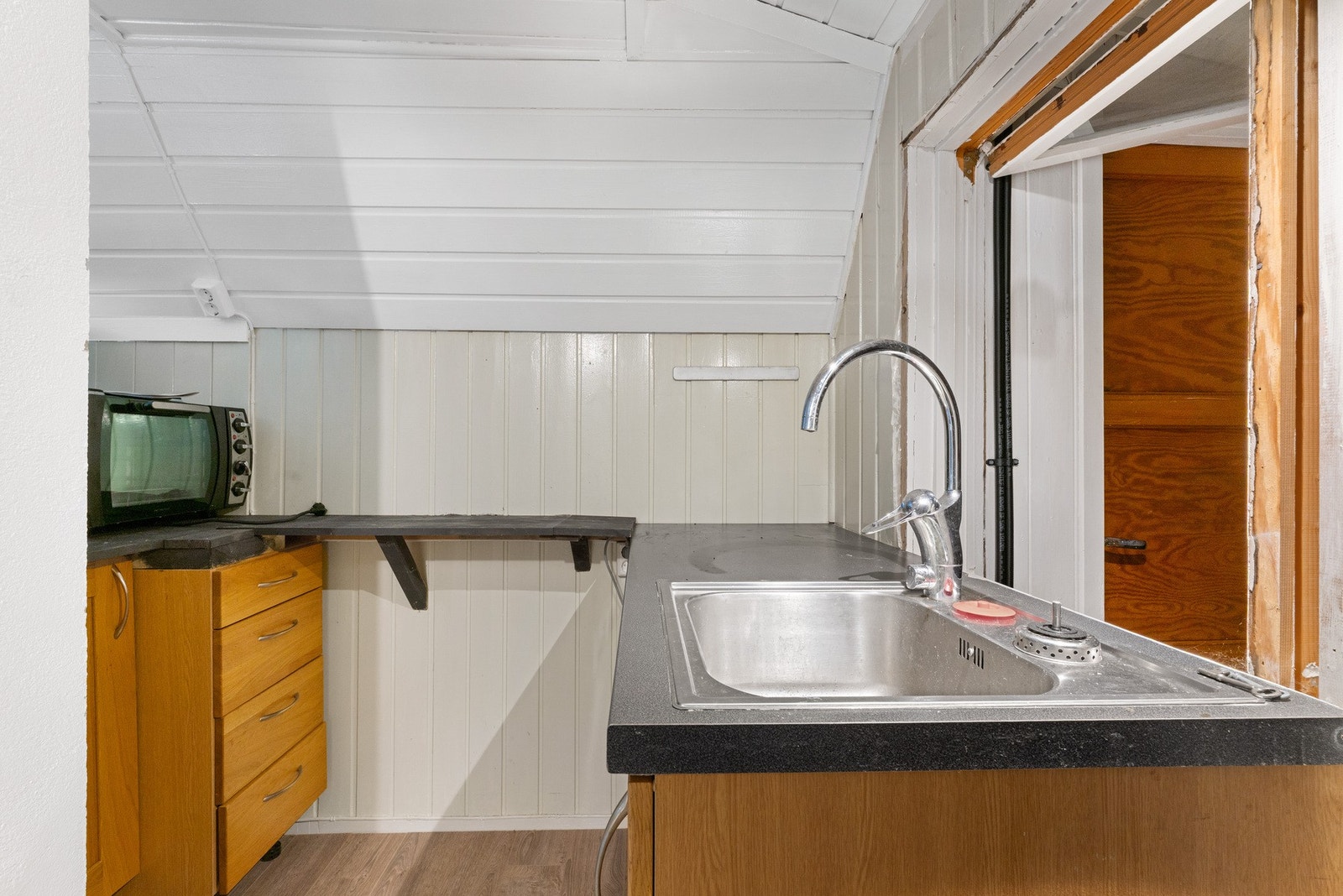 Kjøkken i campinghytte. Galleribilde