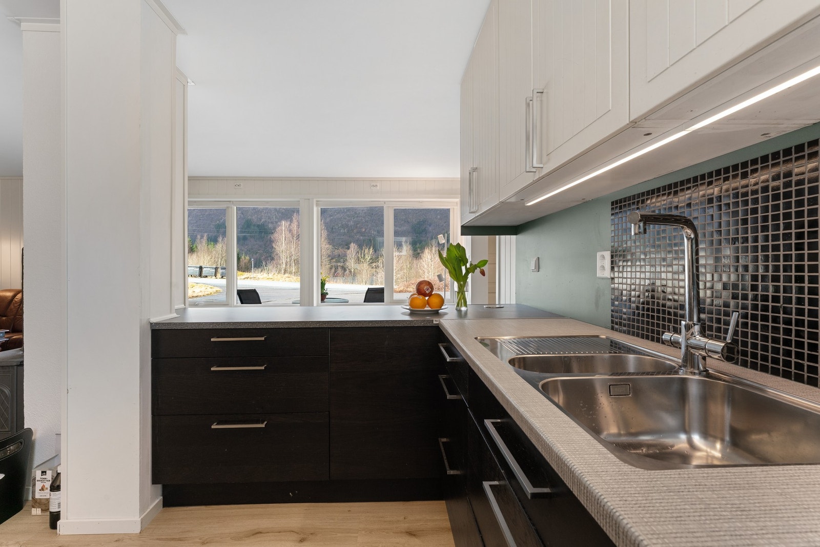 Åpen kjøkkenløsning ut mot stuedel. Galleribilde