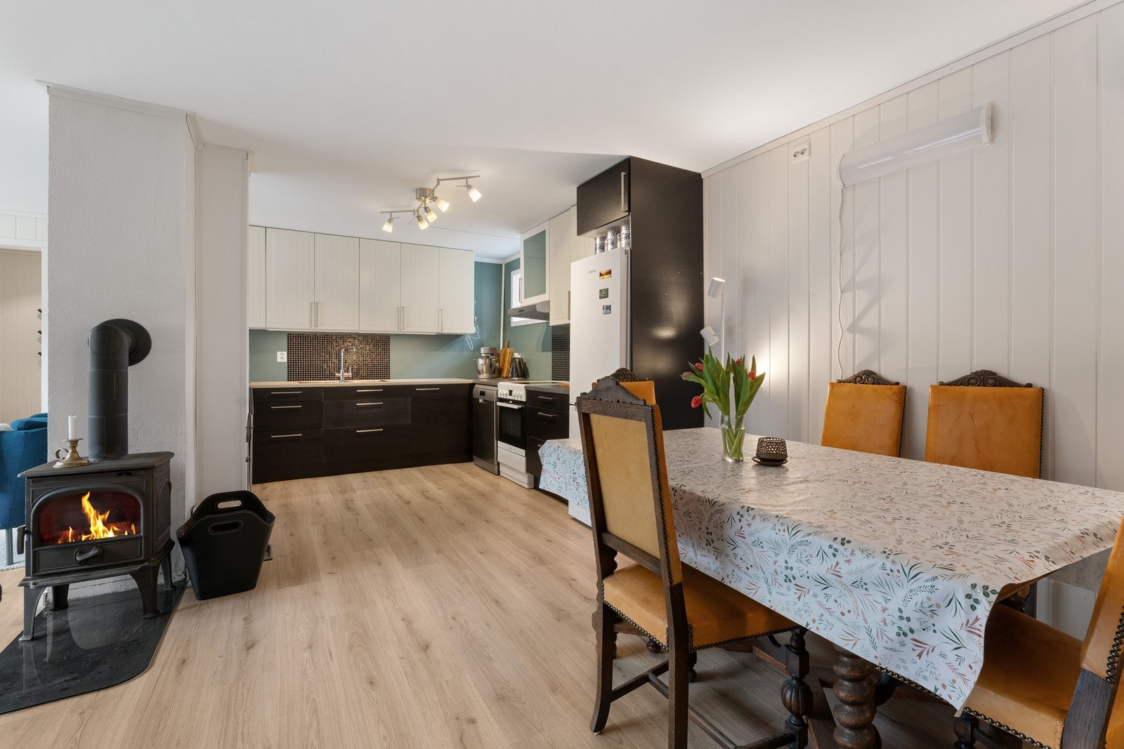 Vedovn for kalde vinterdager. Galleribilde