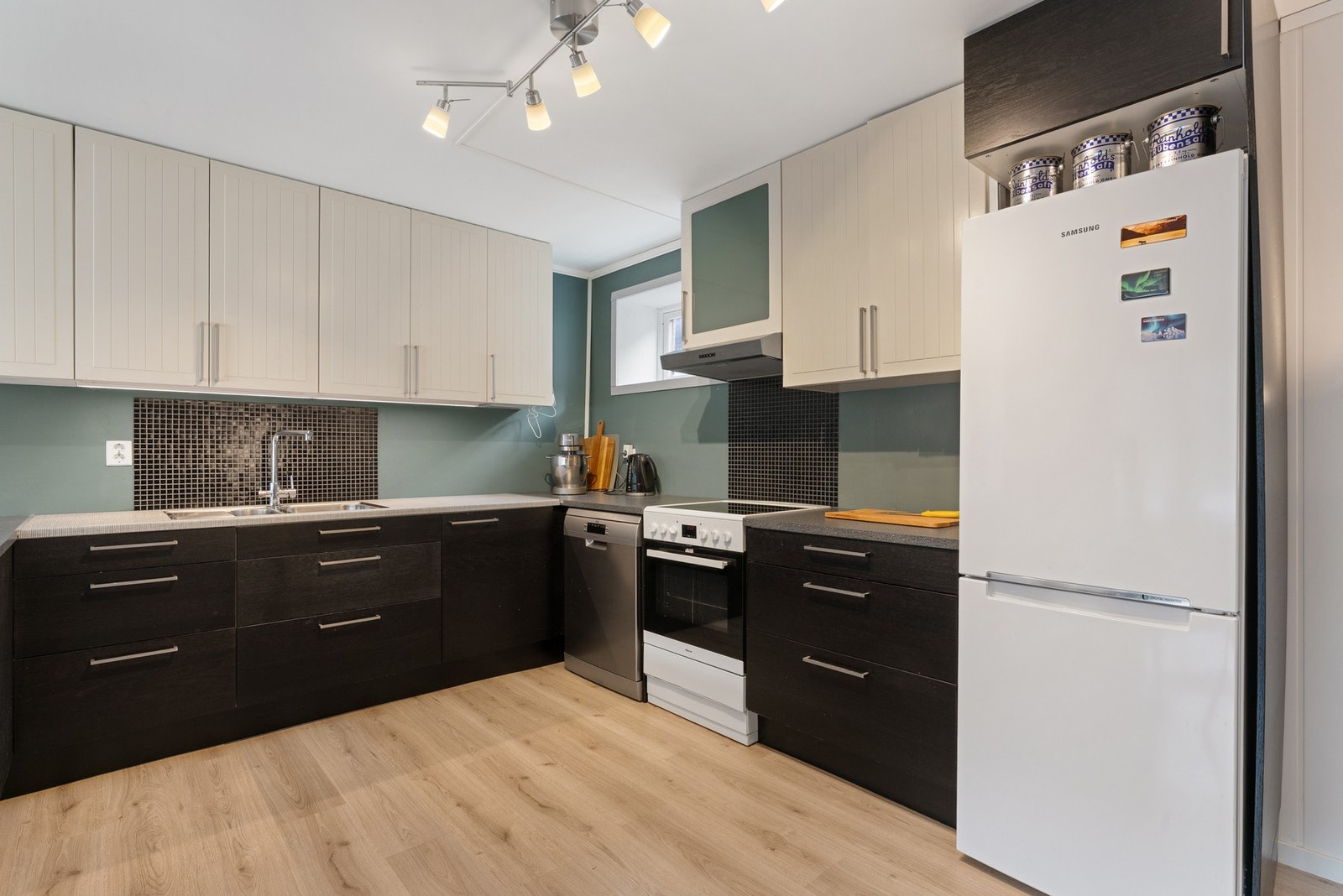 Pent kjøkken hvor man har godt med benkeplass, skap- og skuffeplass. Galleribilde