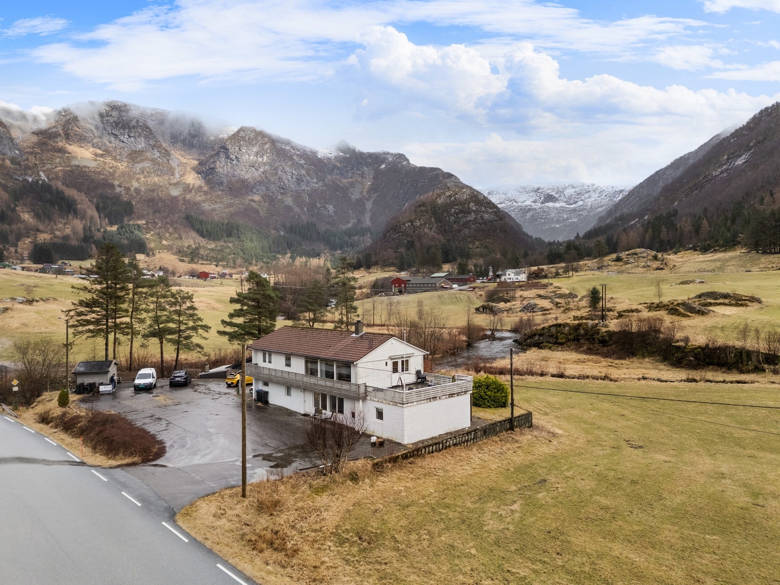 Velkommen til Gulafjordvegen 2639 - Innholdsrik eiendom med enebolig, utleieleilighet og campinghytte. Galleribilde