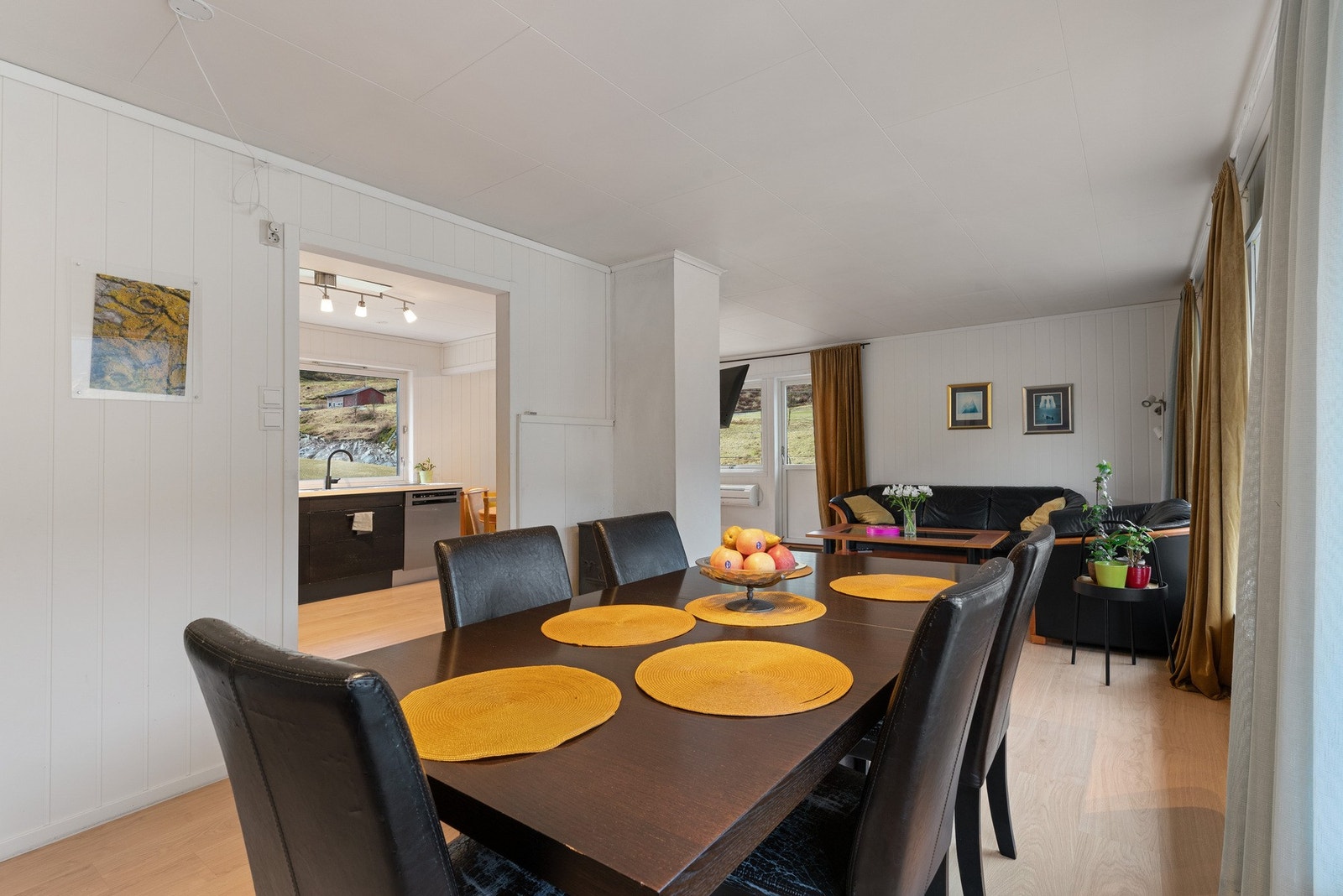 I stuen har man god plass til spiseavdeling, sofagruppe m.m. Galleribilde