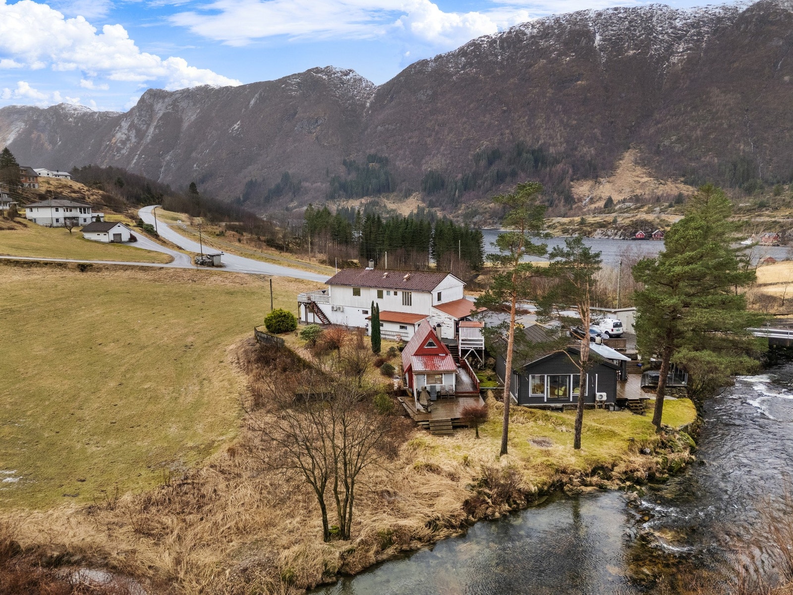 Området er etablert med spredt boligbebyggelse, landbruk- og fritidsbebyggelse Galleribilde