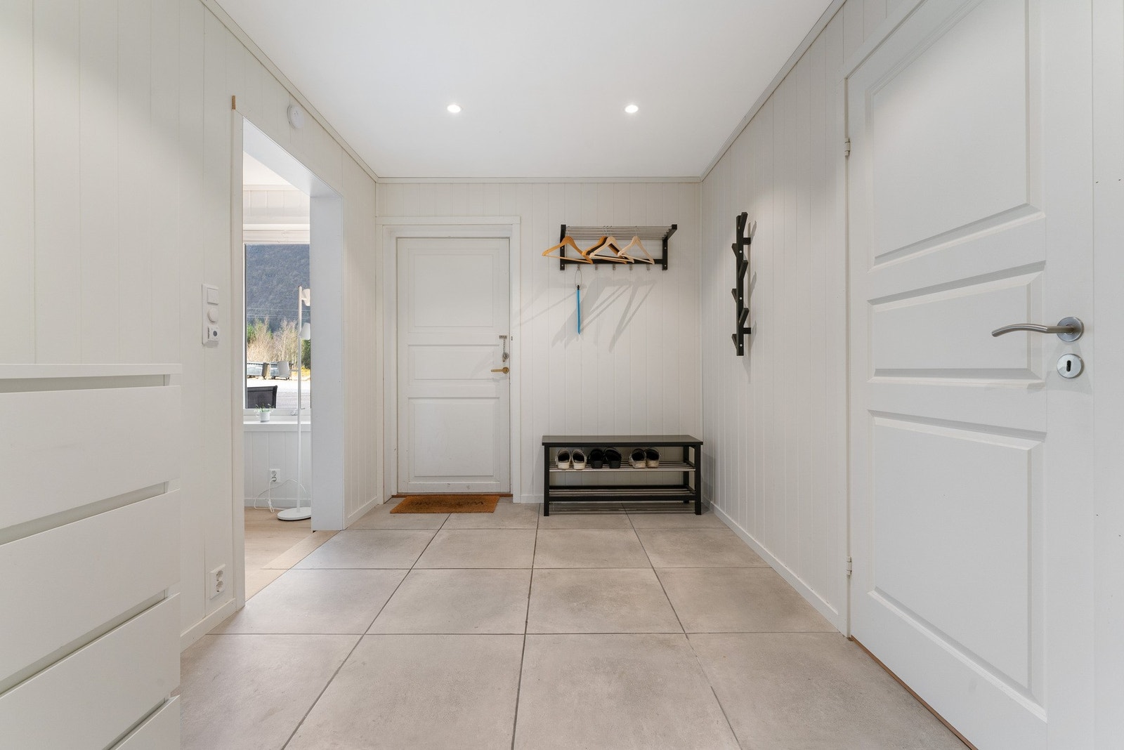 Hall/ entre med gulvfliser og varmekabler. Spotter i himling gir fint lys og et godt inntrykk. Galleribilde