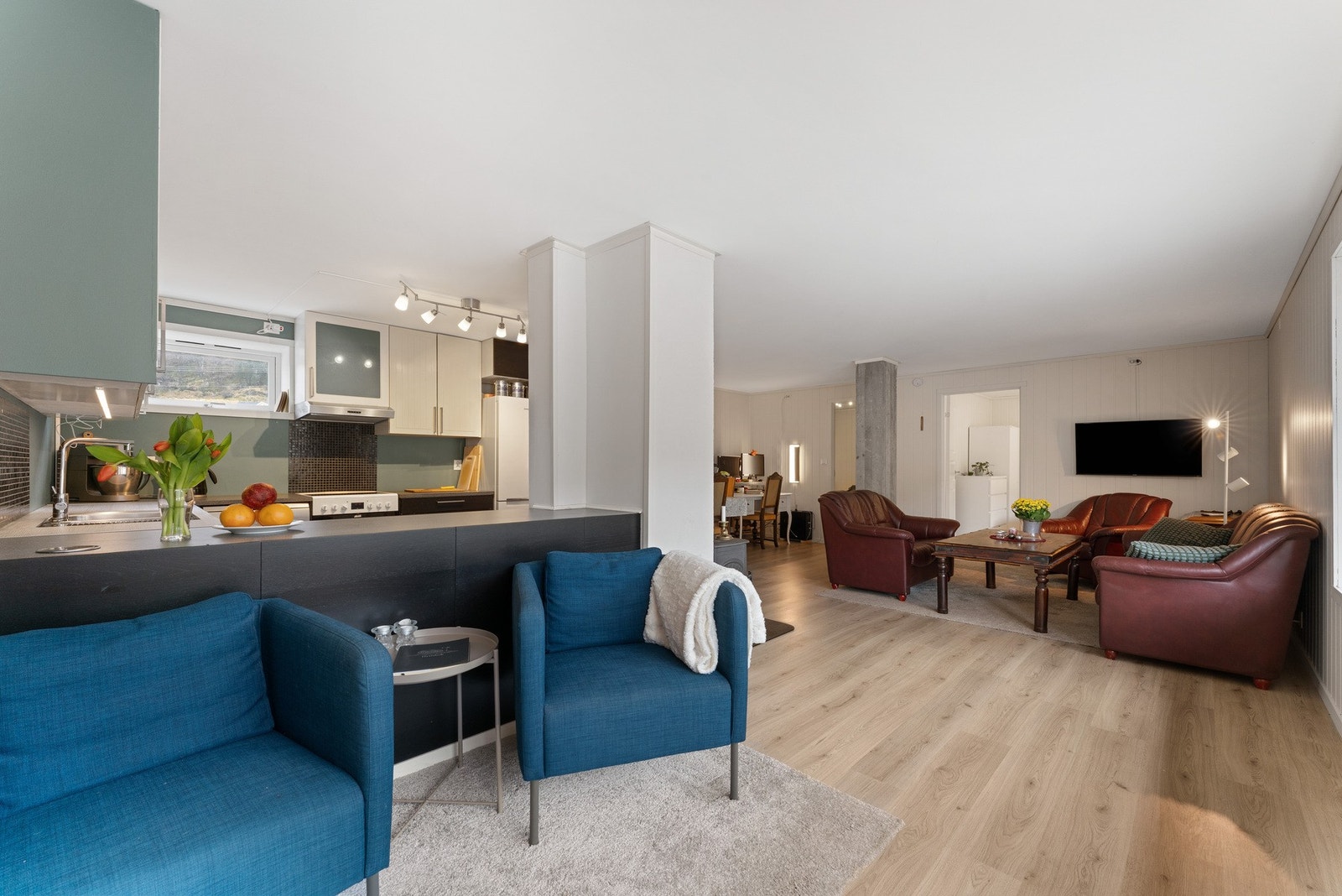 Det er åpen stue/ kjøkkenløsning. Galleribilde