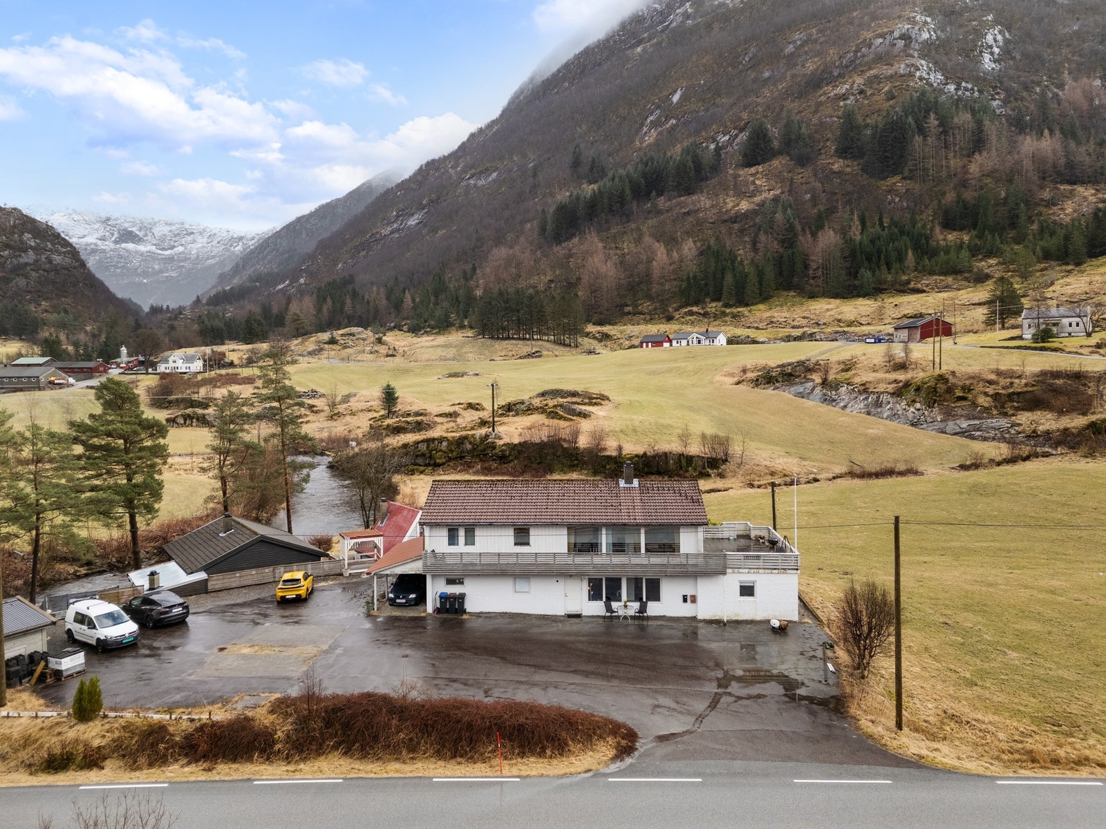 Eiendommen ligger solrikt og naturskjønt til i landlige omgivelser like ved elveløpet til Nordgulvågen som bl.a. byr på gode bade- og fiskemuligheter. Galleribilde