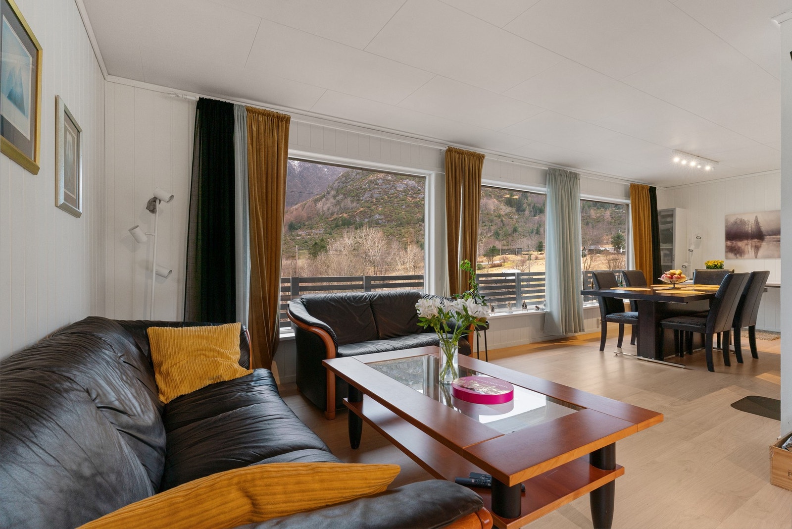 Stuen føles lys og trivelig ut i denne etasjen også. Galleribilde