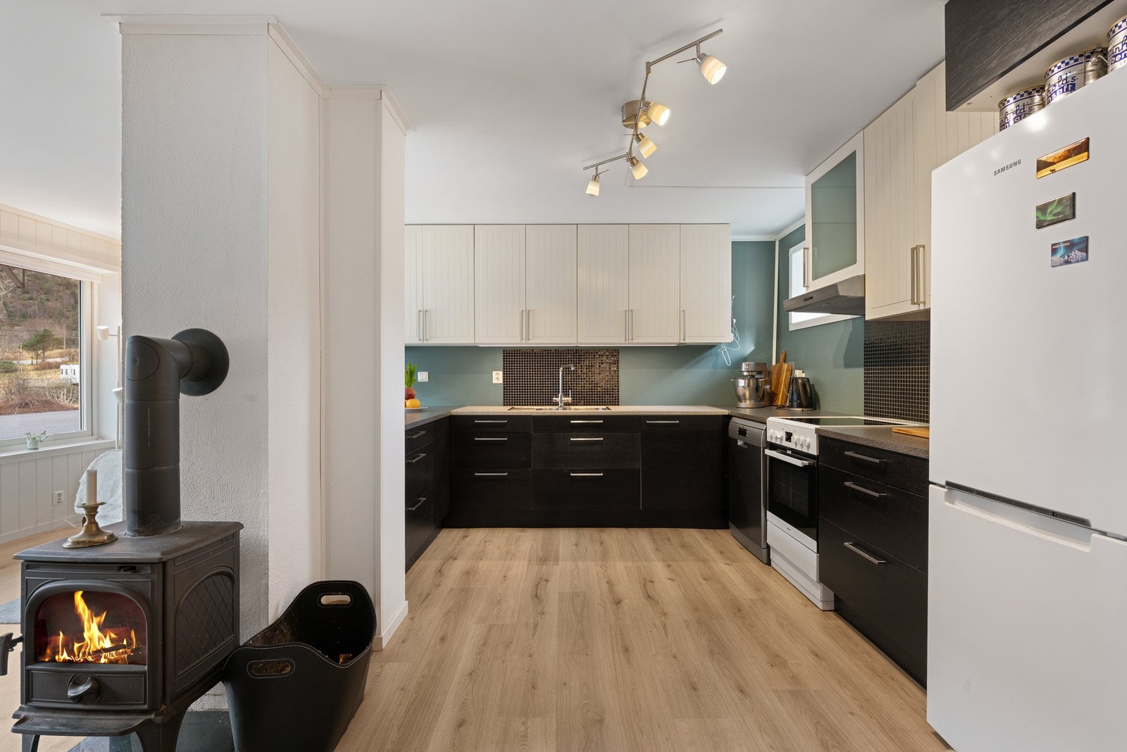 Boligens underetasje er innredet med separat utleieleilighet som er oppgradert 2022/2023. Galleribilde