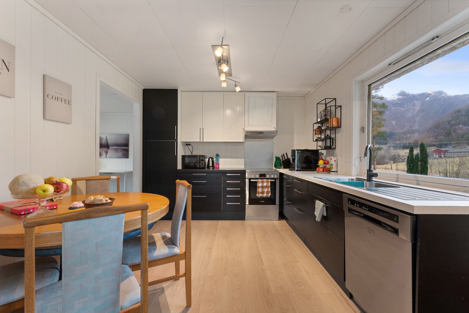 Nyere brukt Ikea kjøkkeninnredning. Galleribilde