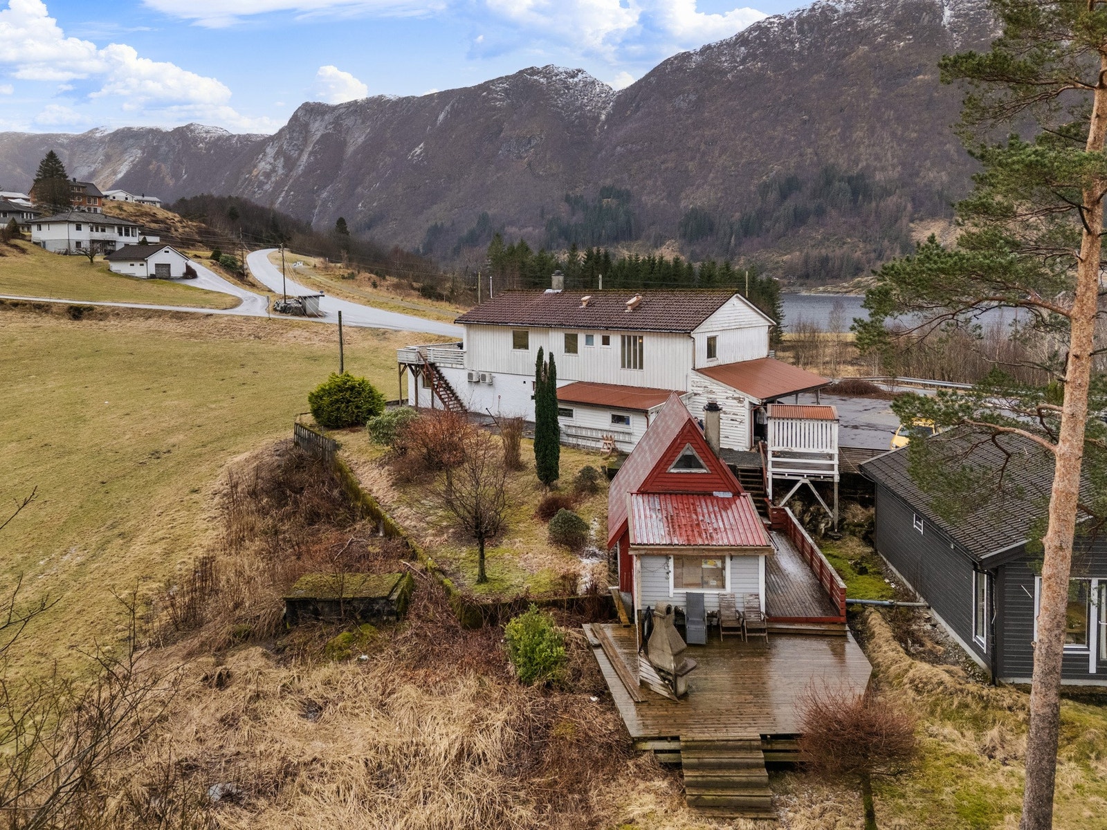 På eiendommen finner man en eldre campinghytte som har fungert som utleie. I dag har den behov for oppgradering. Galleribilde