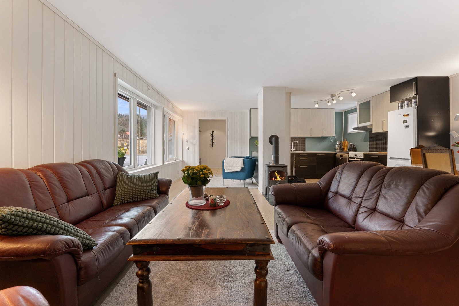 Leiligheten føles lys og trivelig ut. Man har god plass til sofagruppe og spiseavdeling. Galleribilde