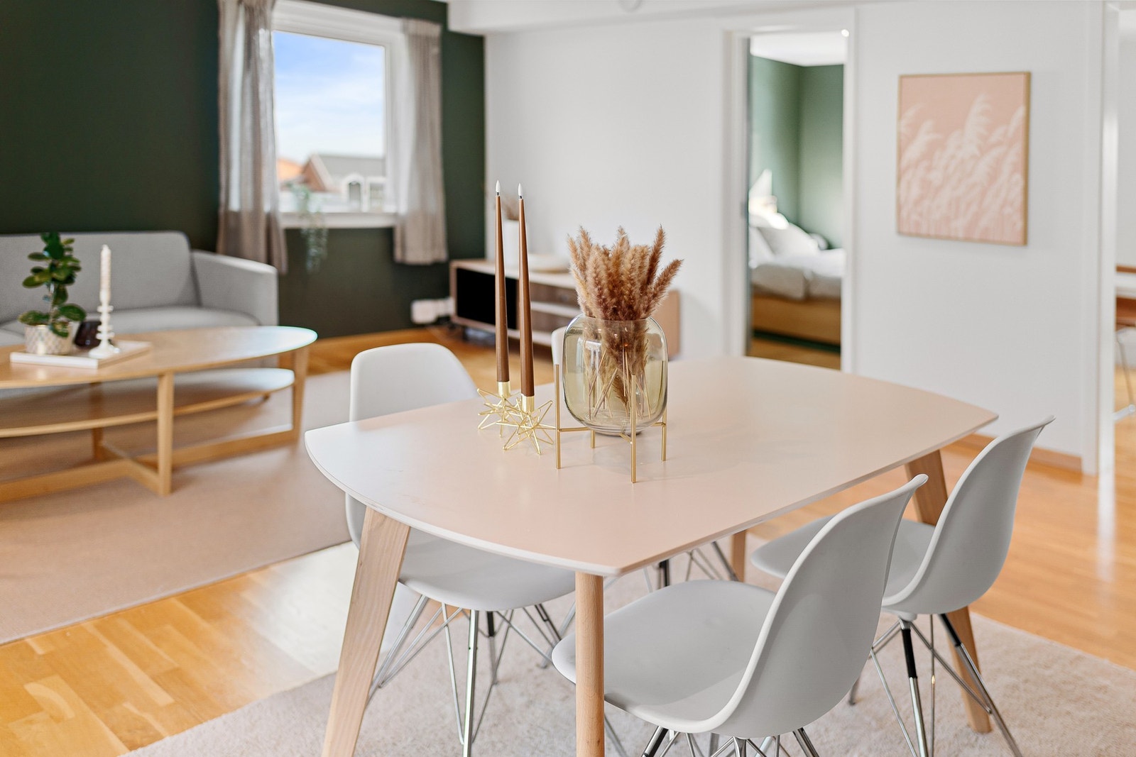 Her har du god plass til å etablere spise- og sittegruppe etter ønske. Galleribilde