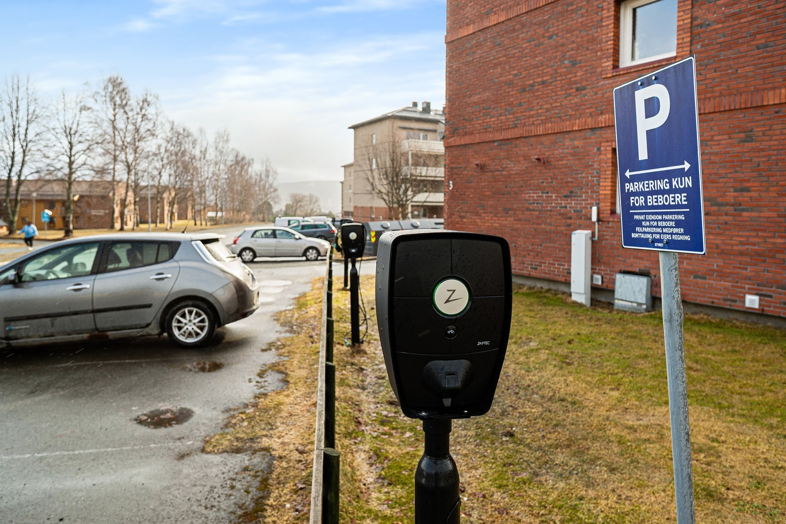Leiligheten disponerer en fast parkeringsplass rett utenfor blokken. Galleribilde