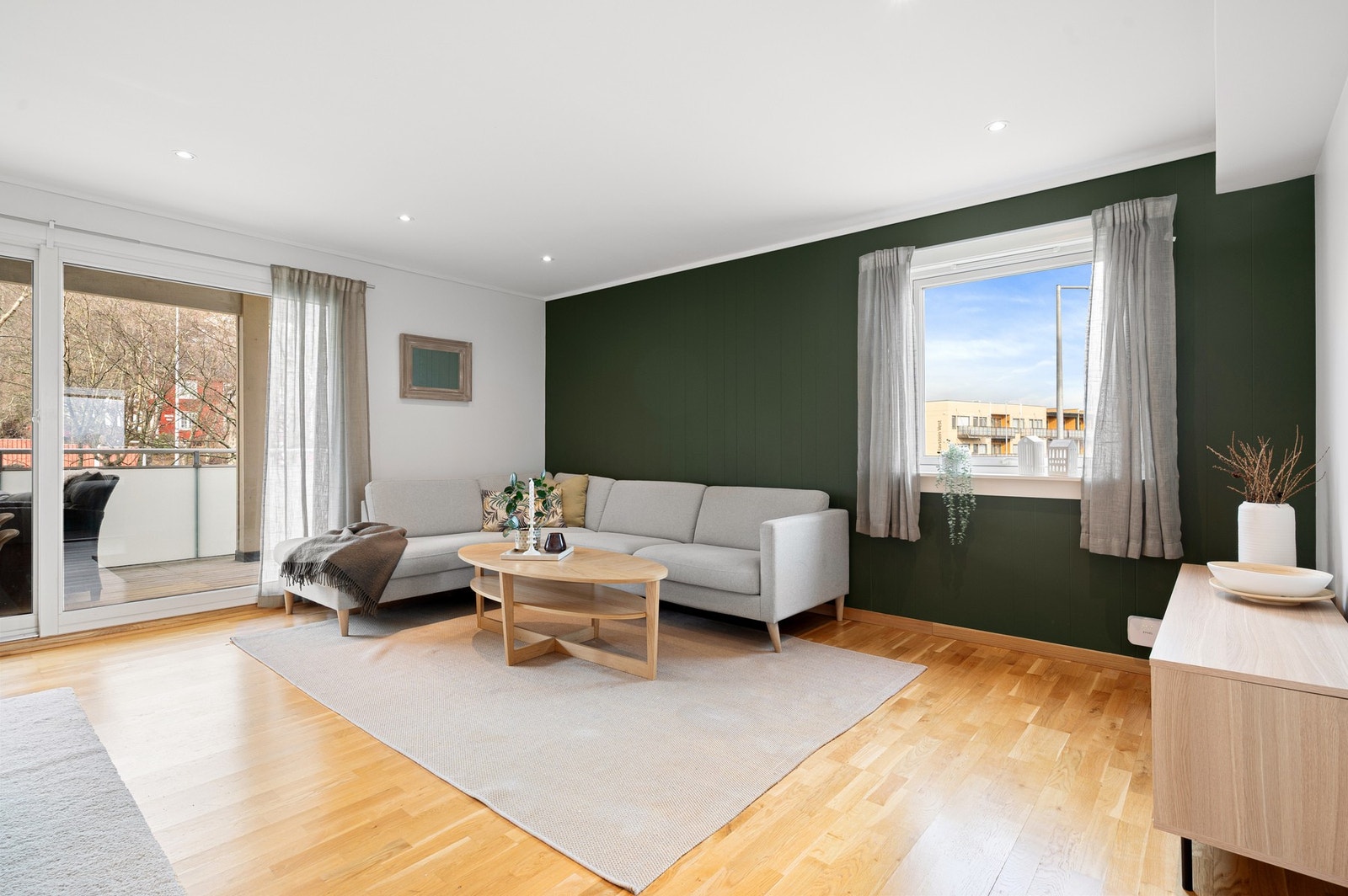 Stuen har et moderne utrykk med store vindusflater som slipper inn rikelig med naturlig lys. Galleribilde