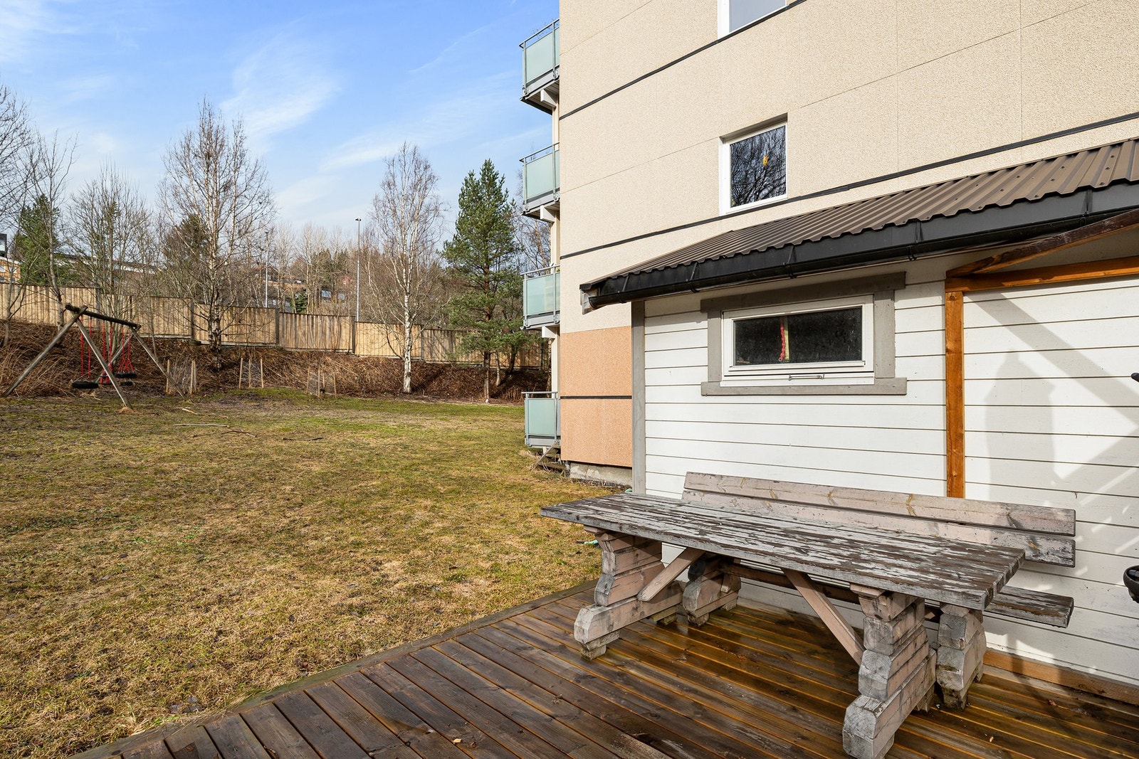 Rundt blokkene er det mye fellesareal, store plenområder samt sitteplasser og lekestativ. Galleribilde