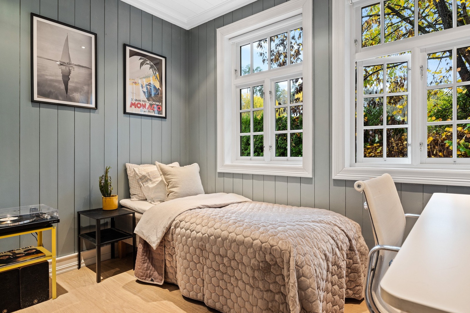 Fra TV-stuen er det adkomst til et luftig soverom. Galleribilde