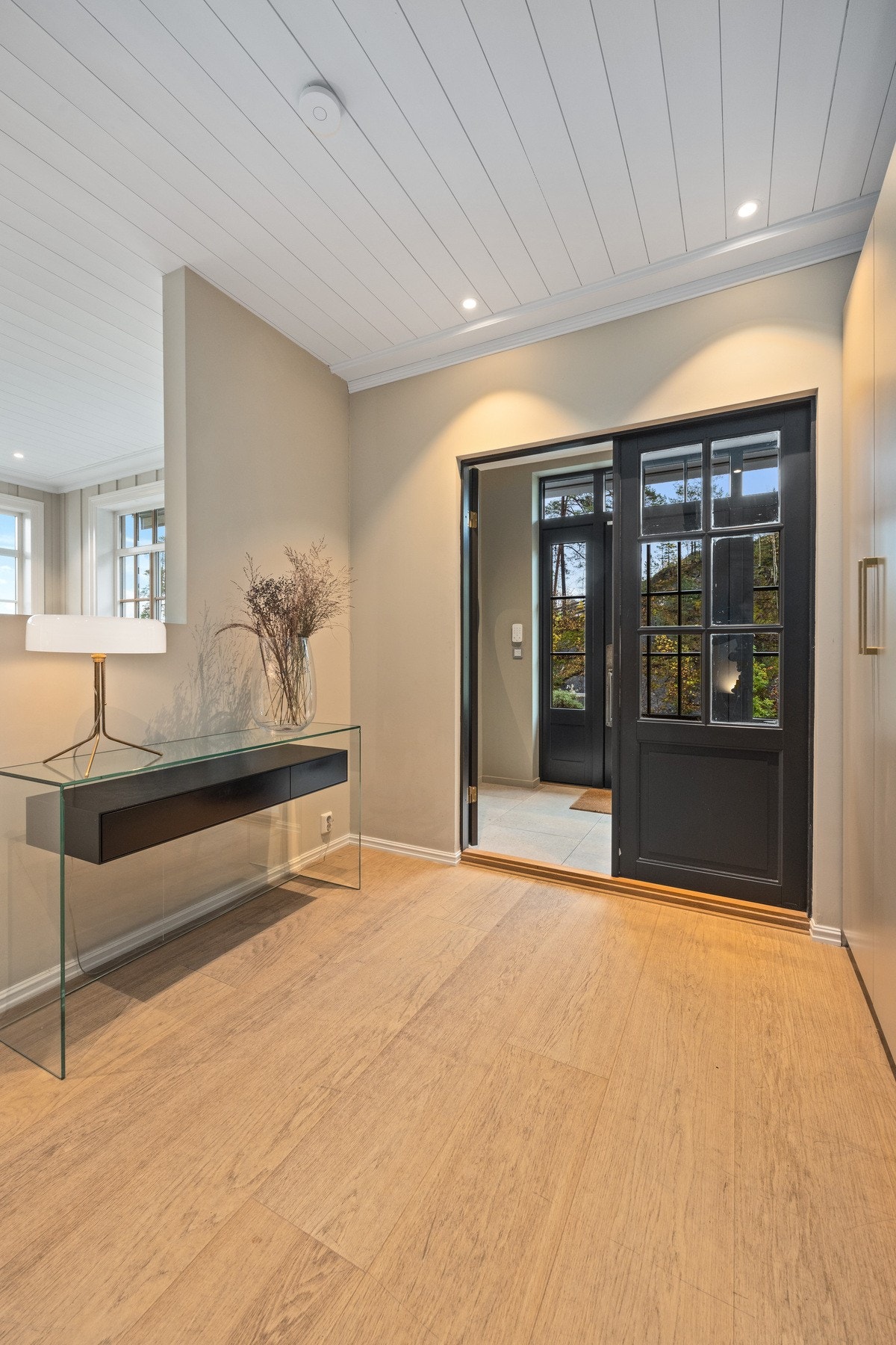 Den elegante entréen gir et umiddelbart representativt førsteinntrykk. Galleribilde