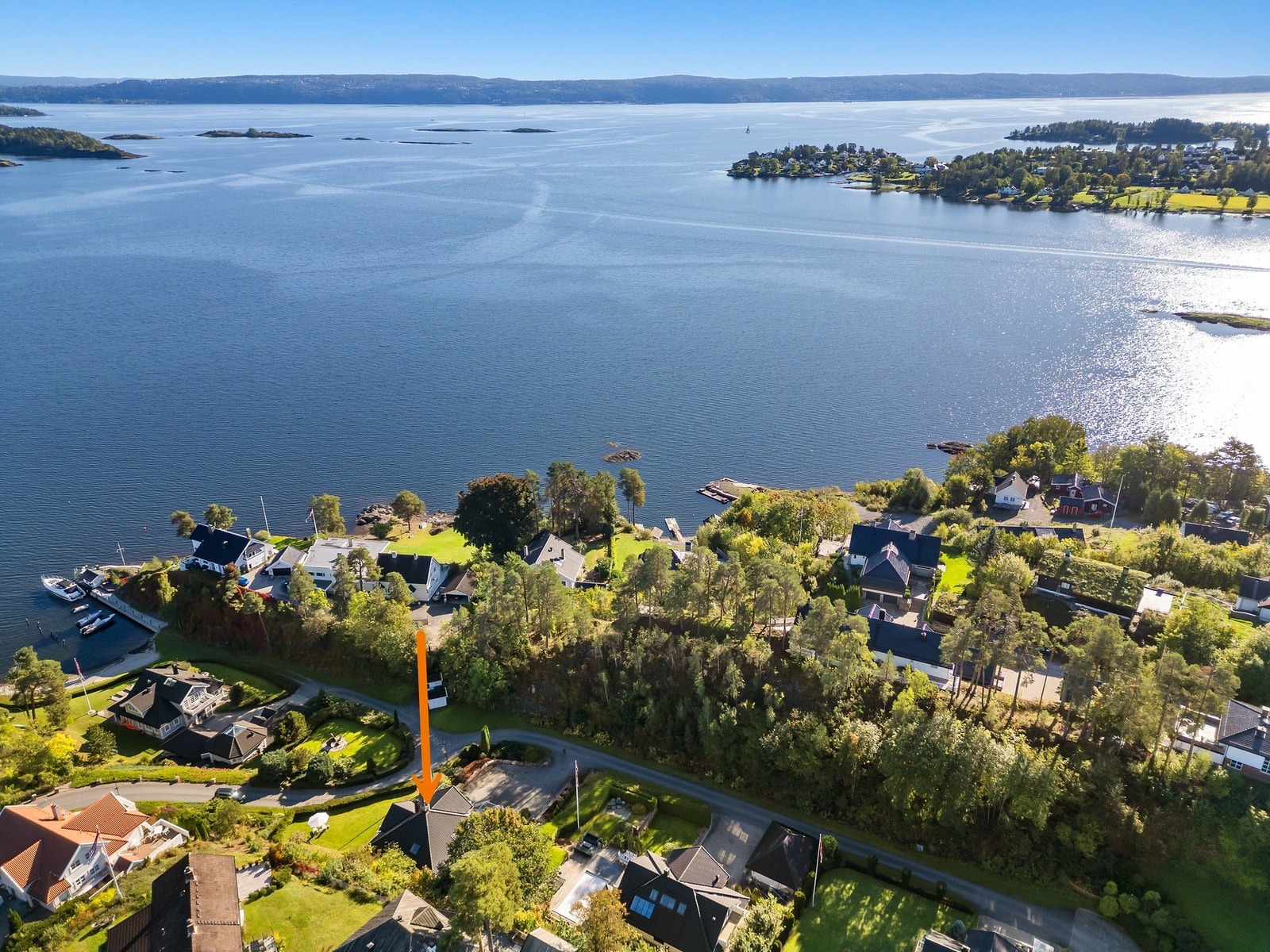 Den fredelige blindveien, nærheten til sjøen og kombinasjonen av privatliv og eksklusivitet gjør beliggenheten spesielt attraktiv. Galleribilde