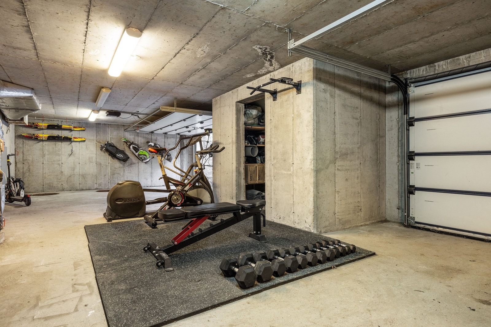 Garasjeanlegget er integrert i boligen og har kapasitet til fire biler. Deler av arealet er i dag disponert som treningsrom, men rommets størrelse og utforming åpner for en rekke alternative bruksområder. Galleribilde