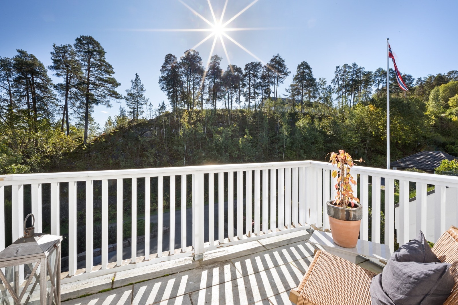 Balkongen oppleves usjenert med utsyn mot grønne skogsområder. Galleribilde