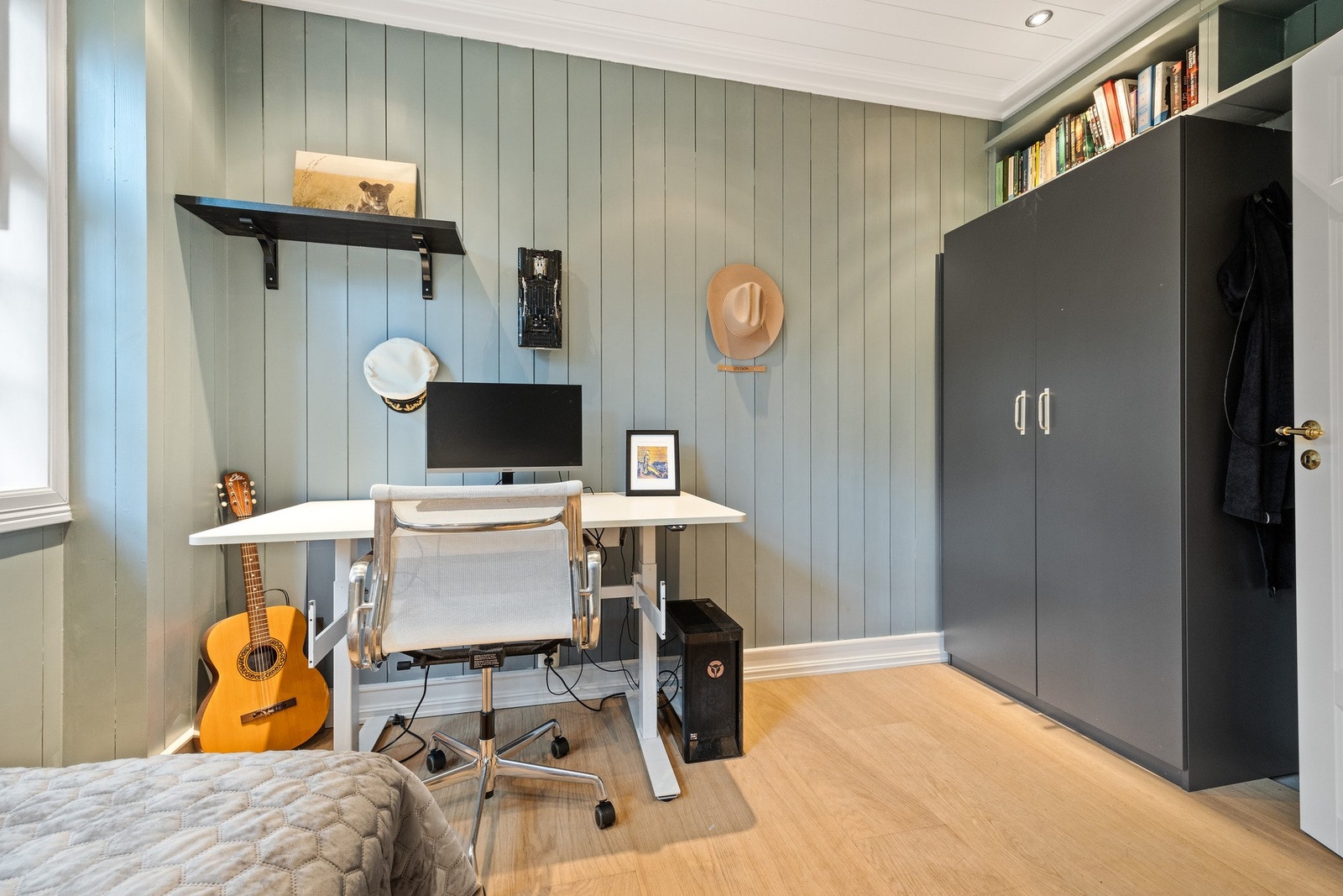 Rommet er innredet med garderobeskap og har god plass til skrivebord. Galleribilde