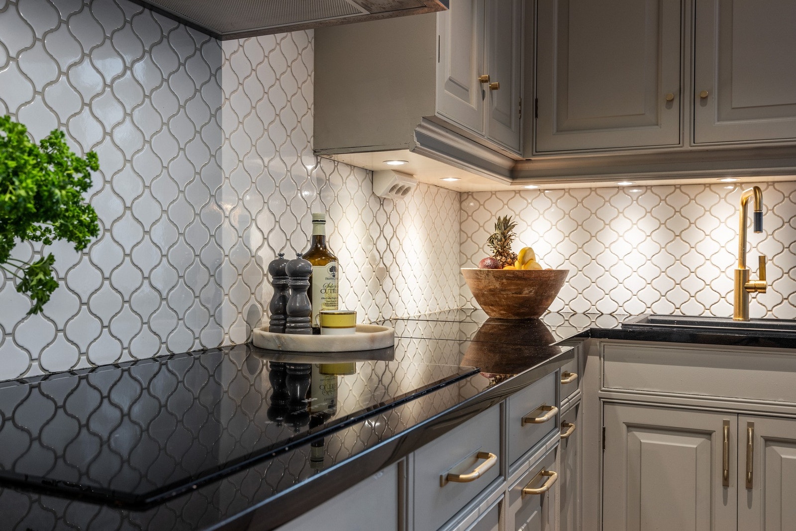 Over benkeplaten er det lagt fliser med et dekorativt mønster. Galleribilde