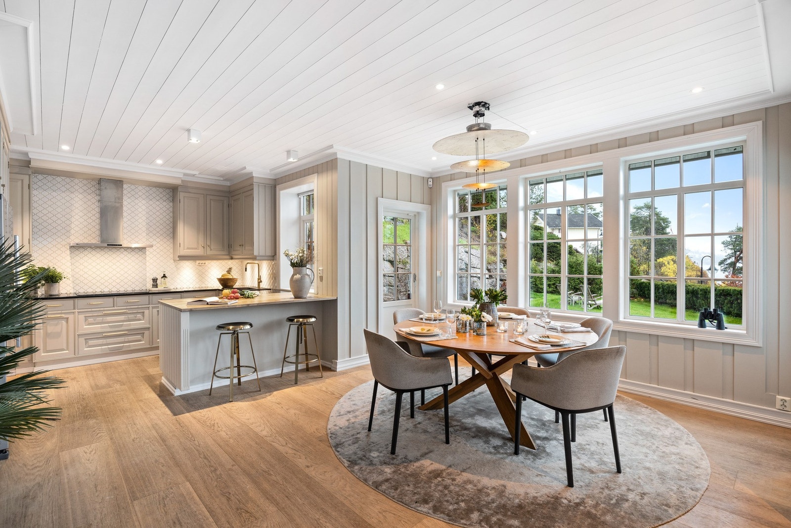 I forlengelsen av stuene ligger det plassbygde og helhetlig oppgraderte kjøkkenet, med spiseplass og utsikt mot fjorden. Galleribilde