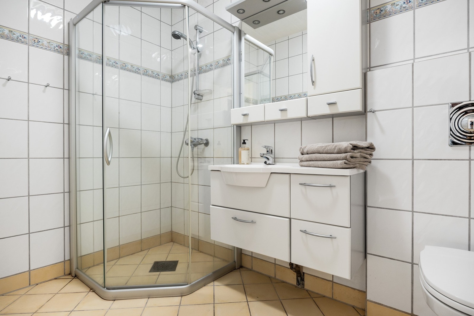 I tillegg har hybeldelen et bad fra byggeår (2004). Galleribilde