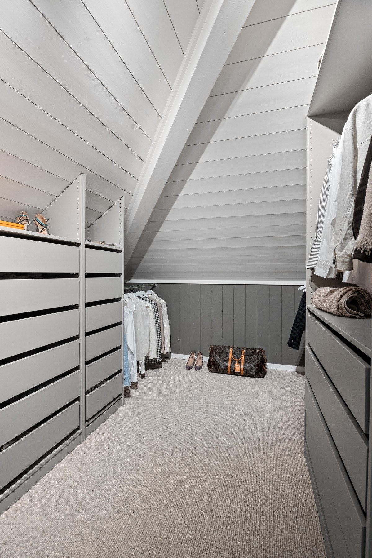 Suiten kompletteres av to romslige walk-in-closets, én til hver, med rikelig oppbevaringsplass og god organisering. Galleribilde