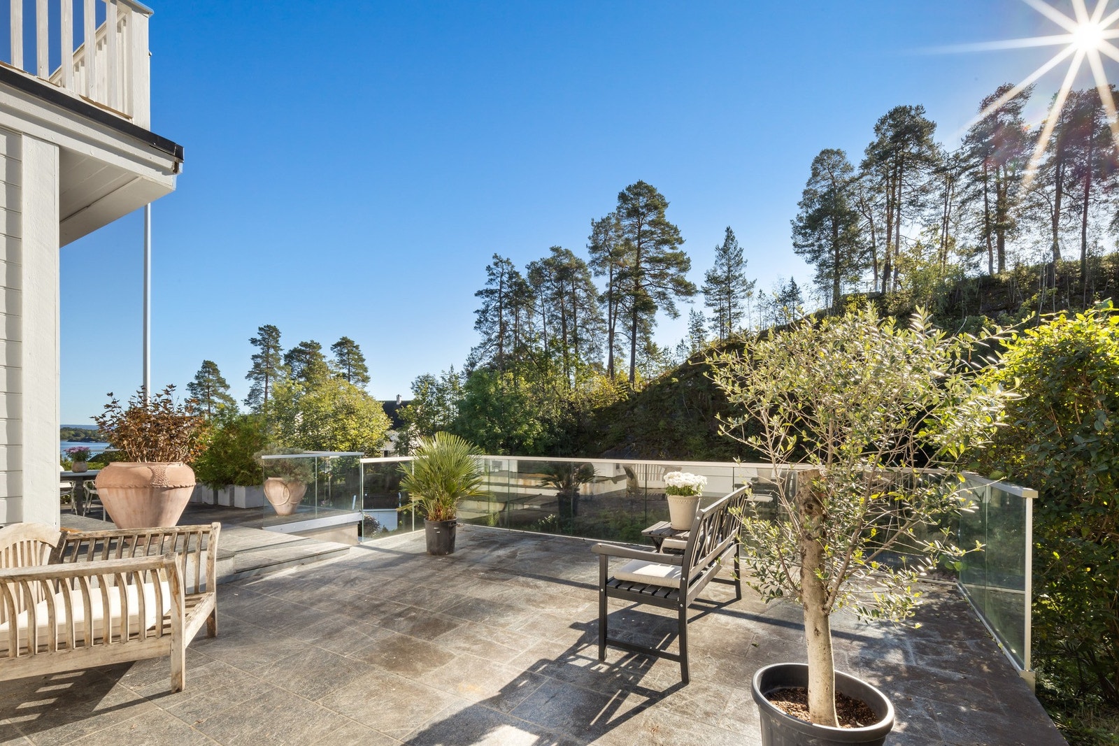 Terrassene følger solen gjennom dagen og skaper flere naturlige soner for avslapning og sosiale sammenkomster, samtidig som overgangen mellom inne- og uterom oppleves sømløs. Galleribilde