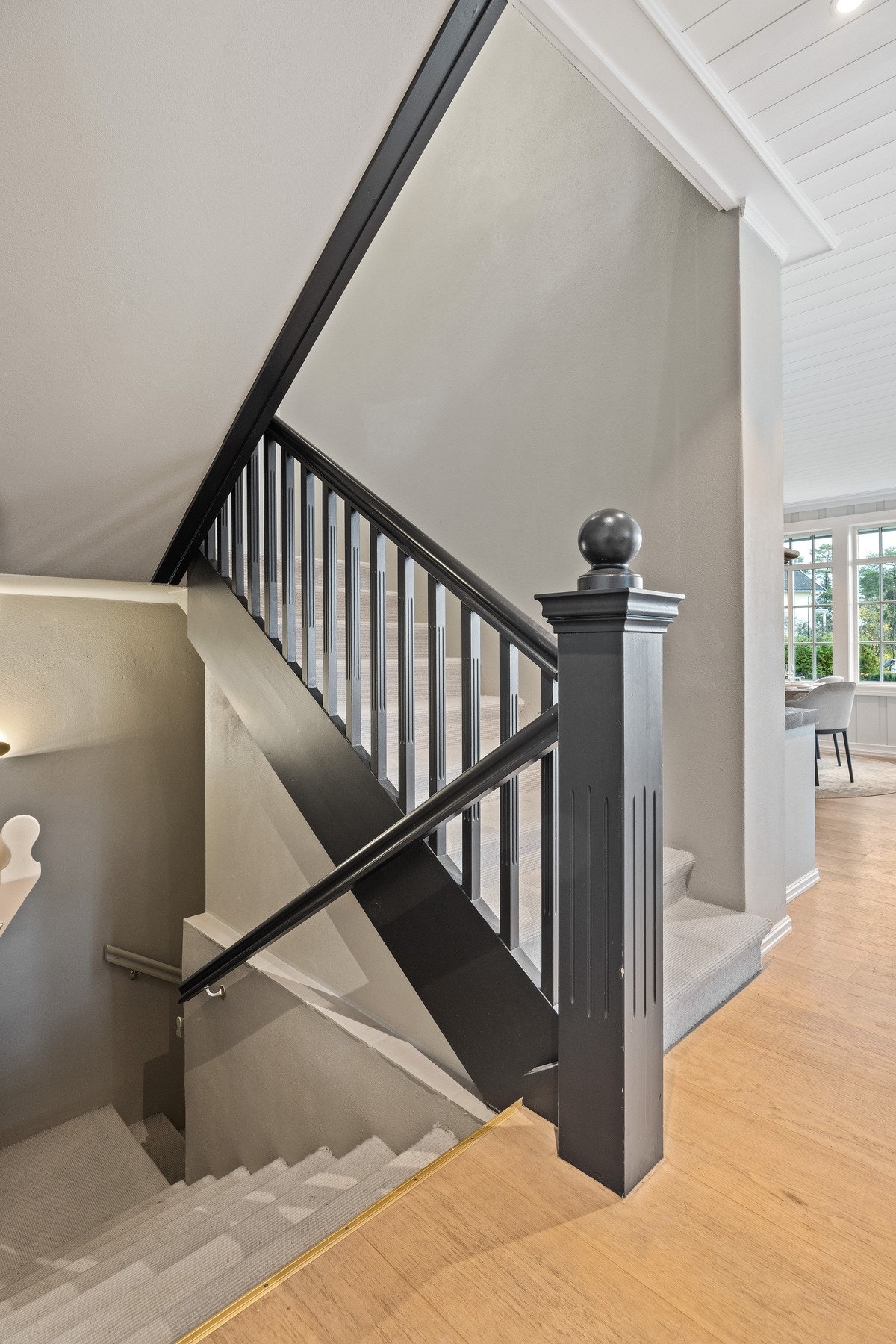 Trappeløpet fra 1. etasje og ned til underetasjen. Galleribilde