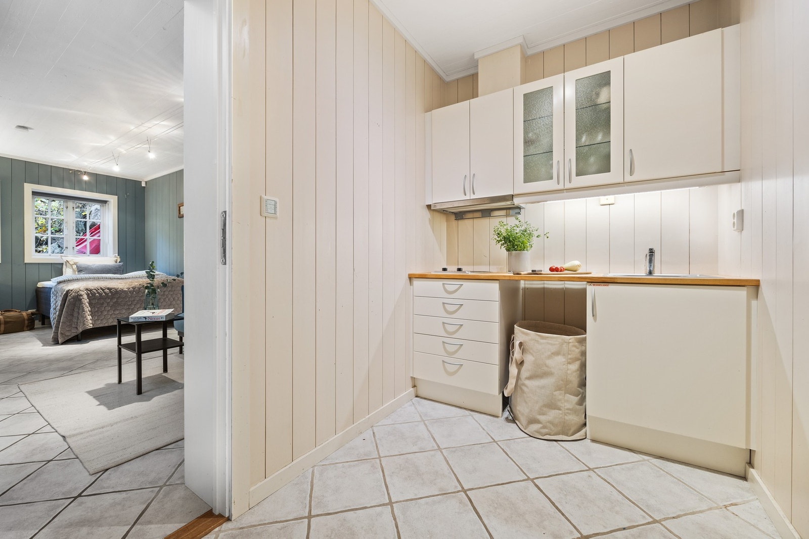 Hybeldelen med kjøkken. Underetasjen har vannbåren gulvvarme som sikrer jevn og behagelig oppvarming. Galleribilde