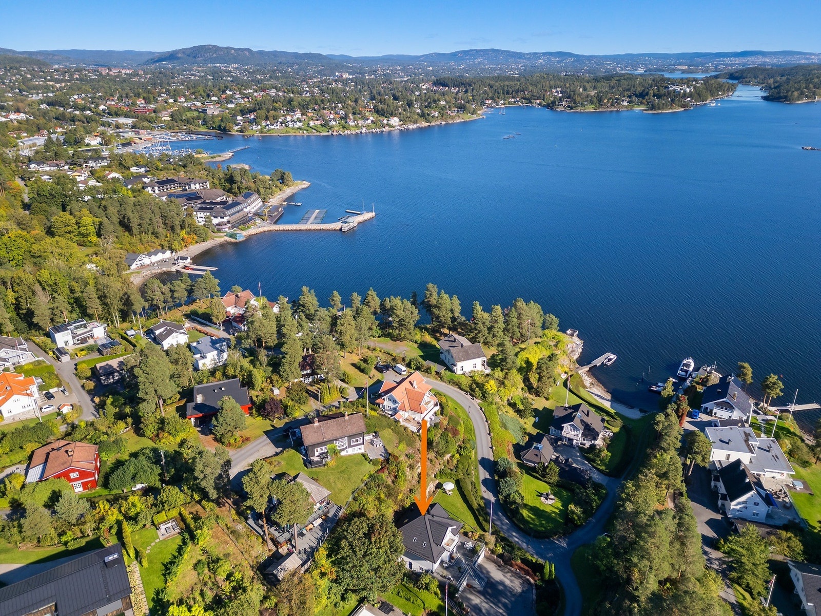 Området kjennetegnes av store, luftige eiendommer og rolige omgivelser med nærhet til fjorden. Galleribilde