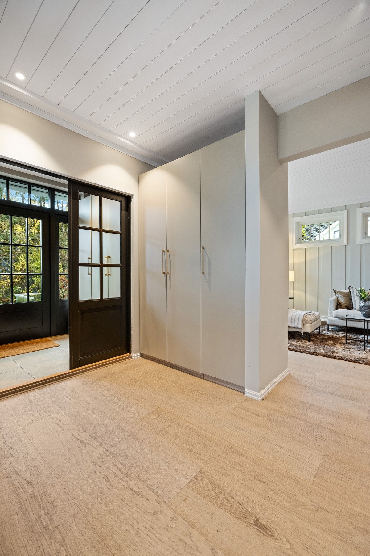 Entréen har doble dører, generøs takhøyde og en integrert garderobeløsning av høy kvalitet. Galleribilde