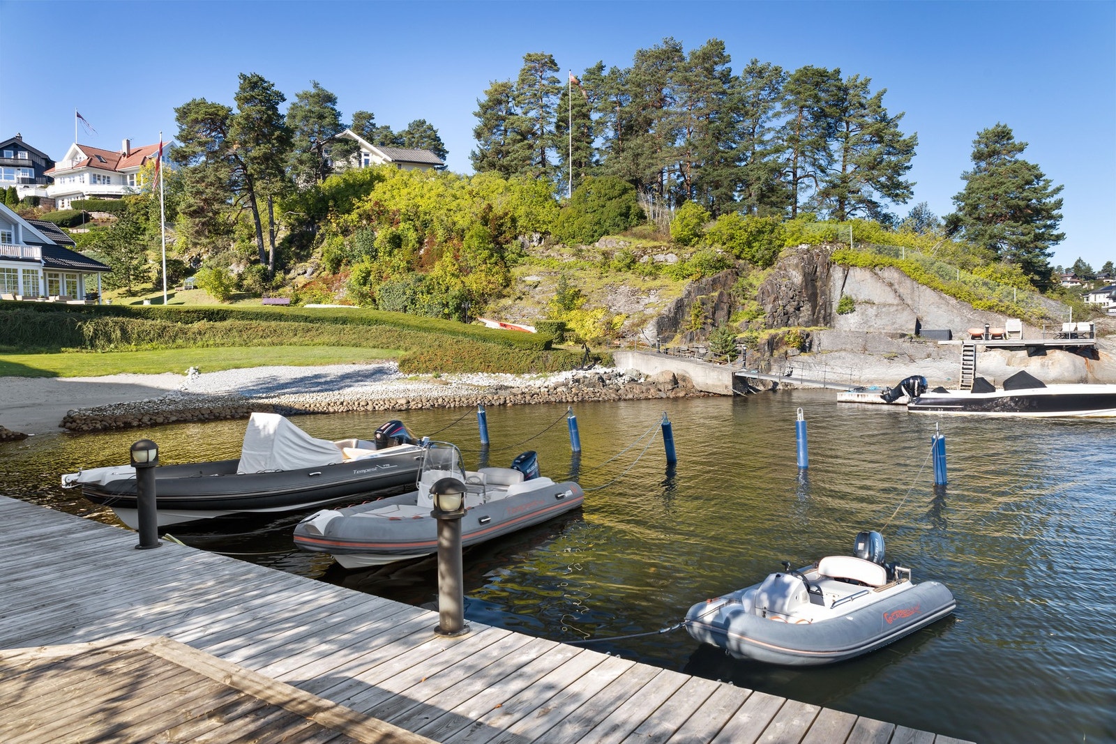 Eiendommen disponerer to båtplasser ytterst på bryggen. Galleribilde