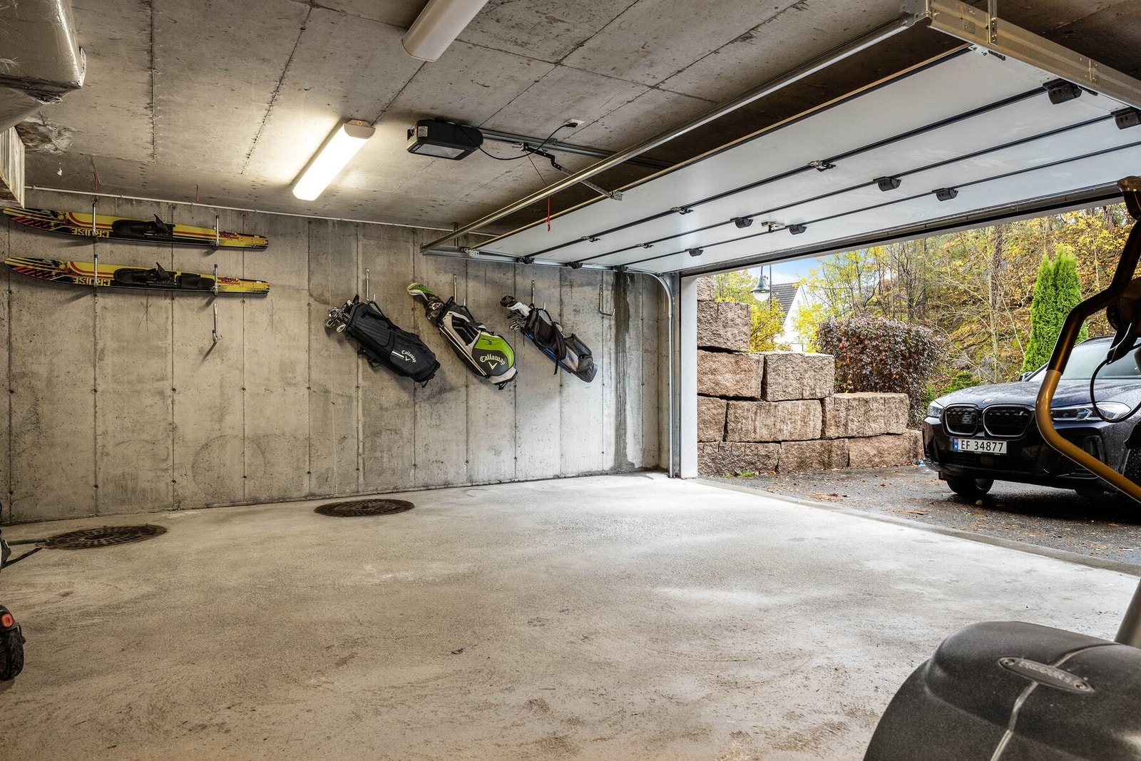 Garasjen er oppvarmet via boligens bergvarmeanlegg og har intern adkomst direkte til boligen - en komfortløsning som sikrer enkel og tørrskodd overgang året rundt. Galleribilde