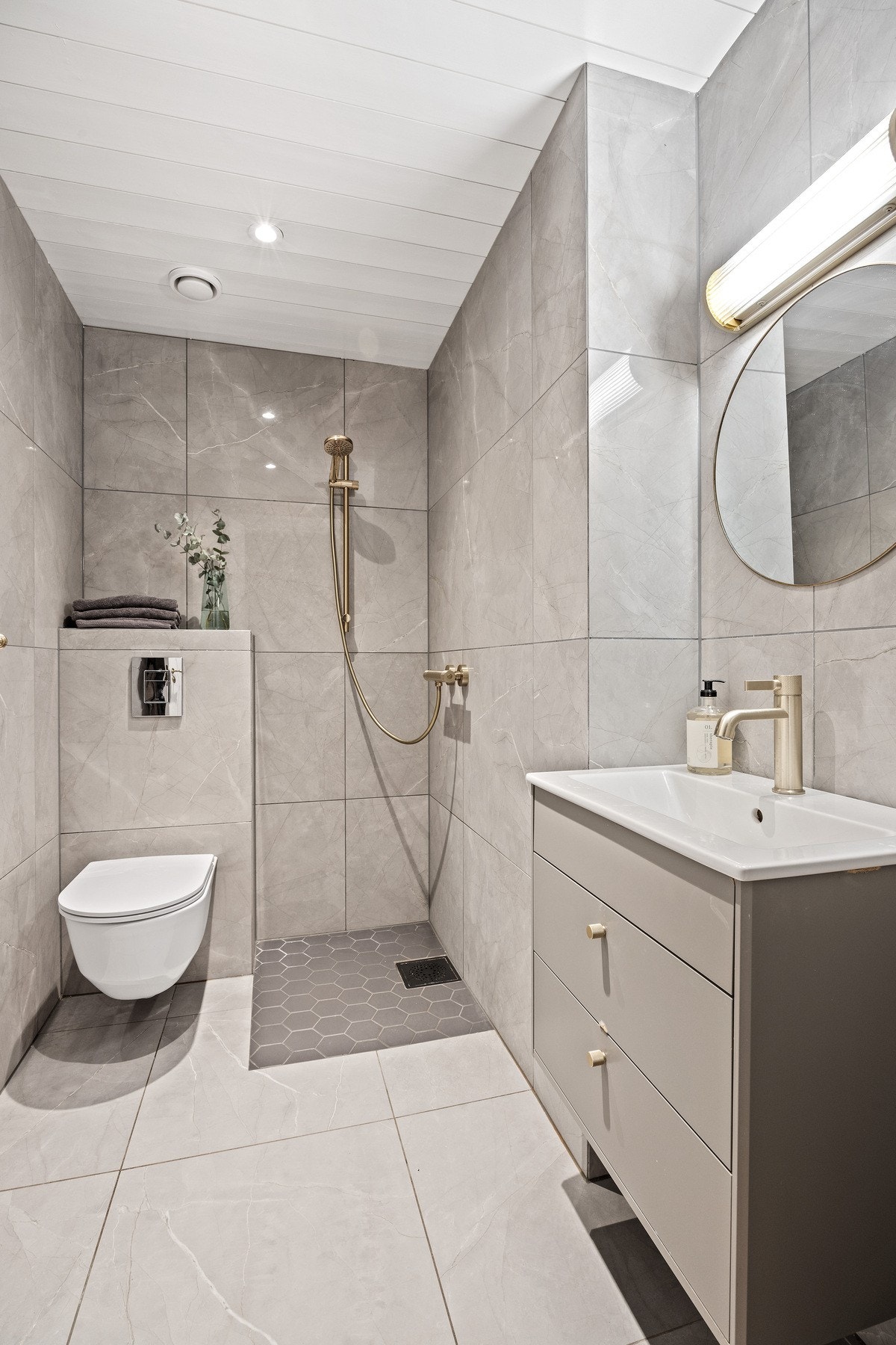 Videre er det et oppgradert og flislagt bad, som gjør hovedplanet både praktisk og fleksibelt - godt tilrettelagt for gjester, barn eller generasjonsløsninger. Galleribilde