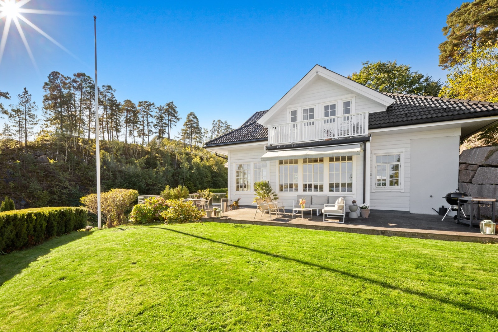 Den store, solrike hagen er nydelig opparbeidet med hekk, beplantning, gressplen og solide natursteinsmurer. Det er nylig oppgradert utebelysning styrt av astro-ur og dagslys. Galleribilde