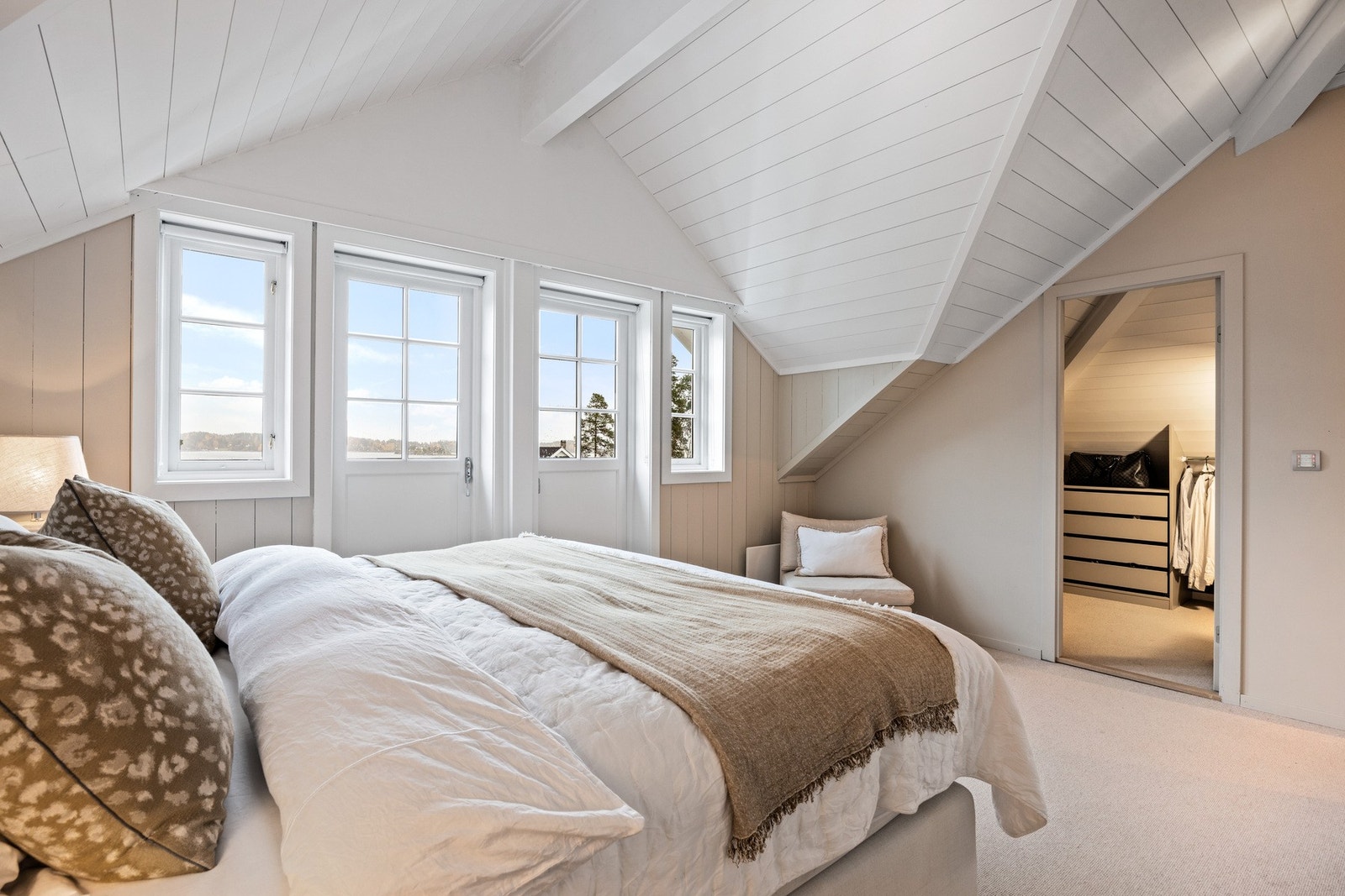 På motsatt side ligger ytterligere et walk-in-closet samt utgang til balkong. Galleribilde