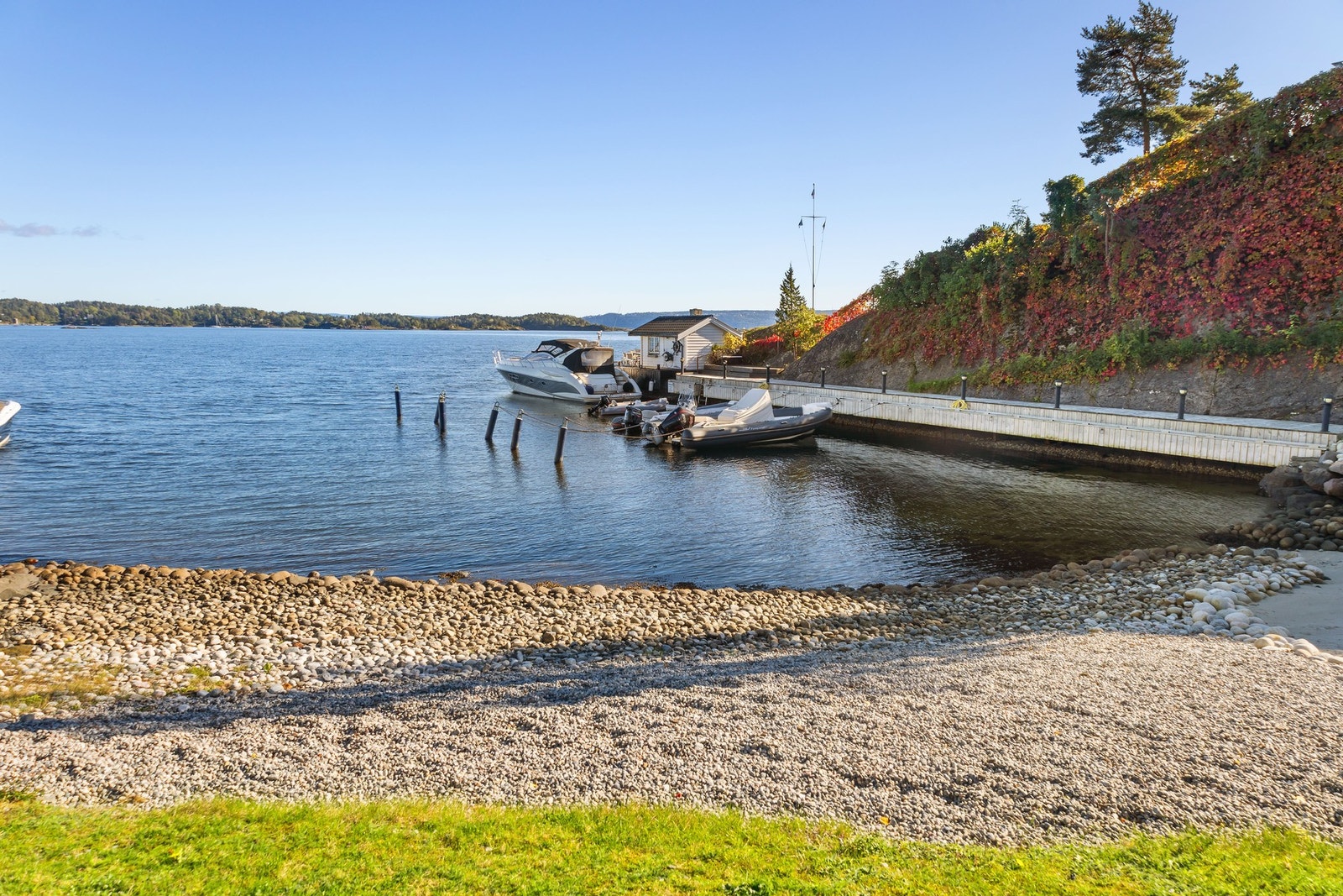 Fellesområdene er svært velstelte, og naboskapet preges av gode relasjoner, dugnad og årlig sommerfest. Galleribilde
