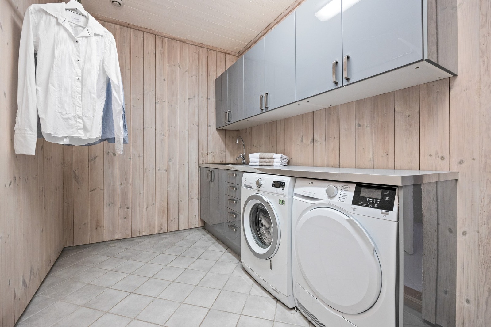 I underetasjen finner du et praktisk vaskerom med opplegg for både vaskemaskin og tørketrommel. Galleribilde