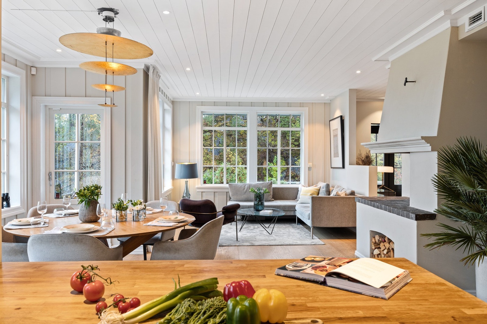 I tilknytning til kjøkkenet har du en stue som fungerer som et naturlig samlingspunkt for selskap og familieliv. Galleribilde