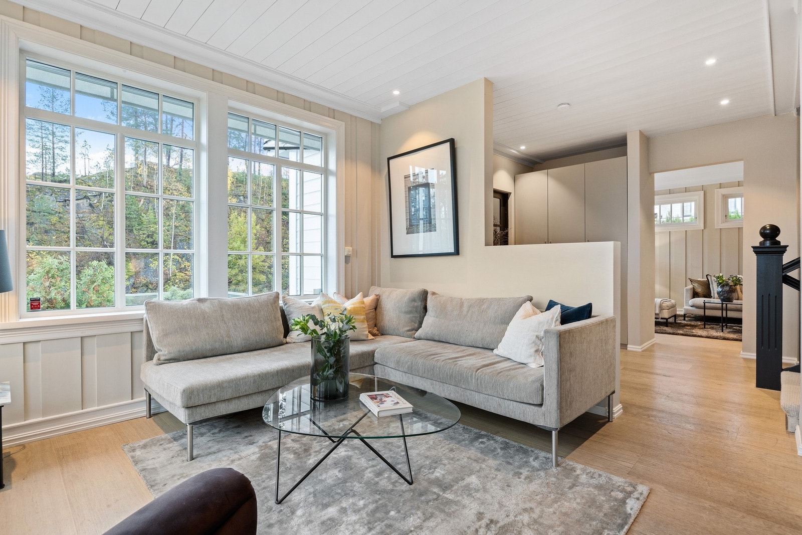 Overflatene er malt i en delikat fargetone, og gulvet er belagt med enstavs parkett fra 2025. Det er nye spotter/lys i stue, kjøkken. Galleribilde